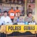 Kapolres Gunung Mas AKBP Heru Eko Wibowo (tengah), didampingi Kasat Narkoba Iptu Abi Wahyu Prasetyo (kiri) dan Kapolsek Rungan Ipda Budi Hartono, memberi keterangan kepada awak media di Kuala Kurun, Senin (19/5/2025). (MASAPNEWS/GCM)