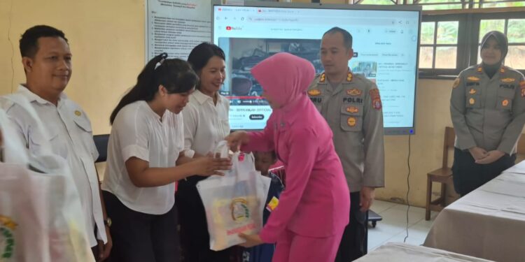 Ketua Bhayangkari Cabang Gunung Mas, Ny. Arie Heru didampingi Kapolres AKBP Heru Eko Wibowo, S.I.K., M.H., dan lainnya menyerahkan bingkisan kasih kepada para guru di SKH Negeri Kuala Kurun, Rabu (21/5/2025). (IST)