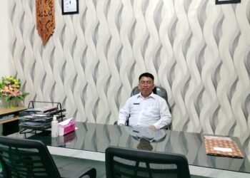 Salah satu CPNS DPKP Kabupaten Gunung Mas, Ulung Raja Pongki Sinaga berkesempatan ‘duduk’ di kursi kepala dinas, Rabu (21/5/2025). (IST)