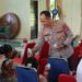 Kapolres Gunung Mas membagikan susu kepada anak-anak saat pelaksanaan Gebyar Posyandu Presisi di Aula Patria Tama, Jalan Bhayangkara No 1 Kelurahan Tampang Tumbang Anjir, Kecamatan Kurun, Kamis (22/5/2025). (IST)