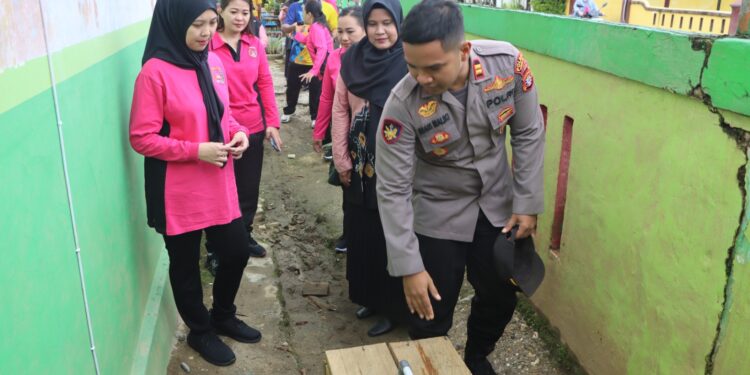HUT ke-43 YKB, Bhayangkari Cabang Gunung Mas berikan bantuan Air Bersih untuk MIN Tewah