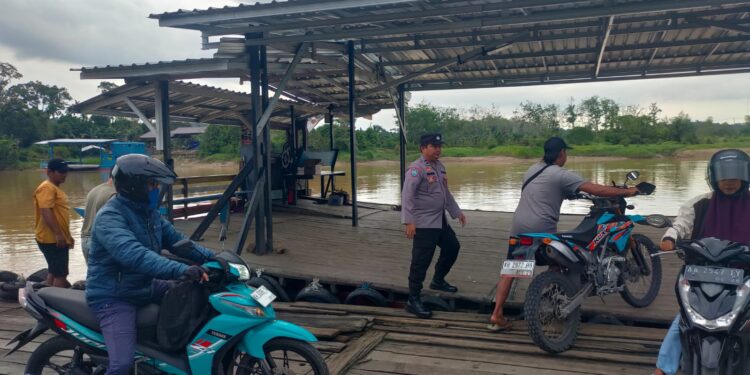 Anggota Polsek Kurun patroli di feri penyeberangan Kuala Kurun, Sabtu (31/5/2025). (IST)