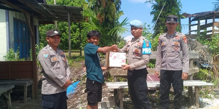 Sambut Hari Bhayangkara ke-79, Polsek Manuhing Antar Langsung Sembako ke Pintu Rumah Warga