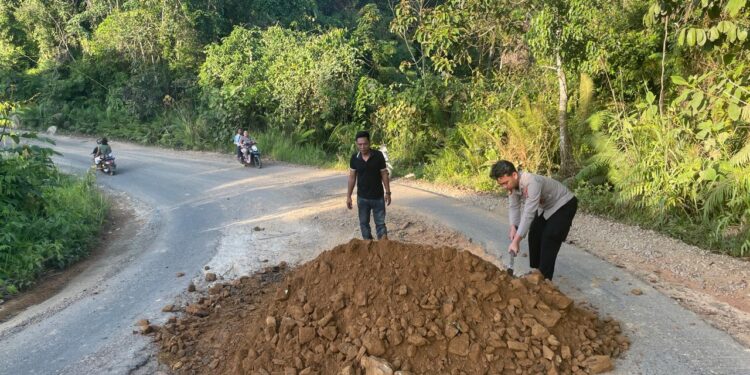 Polsek Kahayan Hulu Utara Timbun Jalan Rusak Demi Cegah Kecelakaan