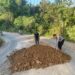 Polsek Kahayan Hulu Utara Timbun Jalan Rusak Demi Cegah Kecelakaan