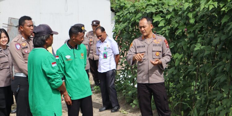 Kapolres Gunung Mas berbincang dengan perwakilan Poktan Bumi Sejahtera di Kelurahan Tampang Tumbang Anjir, Kecamatan Kurun, Rabu (4/6/2025). (IST)