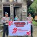 Personel Polsek Manuhing saat menyalurkan paket sembako kepada salah satu warga Kelurahan Tumbang Talaken Kecamatan Manuhing Kabupaten Gunung Mas, Senin (30/6/2025). (IST)