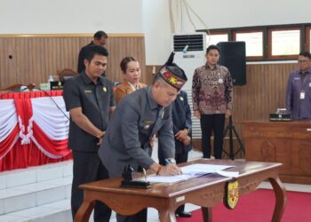 Bupati Gunung Mas Jaya S Monong menandatangani nota kesepakatan bersama saat rapat paripurna di Kuala Kurun, Kamis (3/7/2025). (IST)