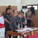 Bupati Gunung Mas Jaya S Monong menandatangani nota kesepakatan bersama saat rapat paripurna di Kuala Kurun, Kamis (3/7/2025). (IST)