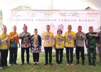 Bupati Gumas Jaya S Monong, Wakil Bupati Efrensia LP Umbing, Sekda Richard, Ketua DPRD Binartha, dan forkopimda berfoto bersama usai peluncuran Program Tambun Bungai di Desa Tumbang Pajangei, Kecamatan Tewah, Kamis (31/7/2025). (Foto : Diskominfosantik Gumas)