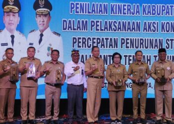 Wabup Gumas Efrensia LP Umbing (ketiga dari kiri) dan lainnya berfoto bersama usai menerima penghargaan di Palangka Raya, Senin (30/6/2025). (IST)