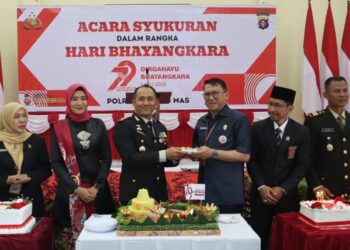 Kapolres Gumas AKBP Heru Eko Wibowo menyerahkan potongan tumpeng kepada Sekda Richard saat Hari Bhayangkara ke-79 di Kuala Kurun, Selasa (1/7/2025). (IST)