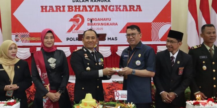 Kapolres Gumas AKBP Heru Eko Wibowo menyerahkan potongan tumpeng kepada Sekda Richard saat Hari Bhayangkara ke-79 di Kuala Kurun, Selasa (1/7/2025). (IST)