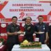 Kapolres Gumas AKBP Heru Eko Wibowo menyerahkan potongan tumpeng kepada Ketua DPRD Binartha saat Hari Bhayangkara ke-79 di Kuala Kurun, Selasa (1/7/2025). (IST)