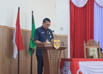 Sekda Gumas Richard membacakan sambutan tertulis Bupati Jaya S Monong saat rapat paripurna di Kuala Kurun, Selasa (1/7/2025). (MASAPNEWS/GCM)