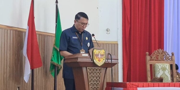 Sekda Gumas Richard membacakan sambutan tertulis Bupati Jaya S Monong saat rapat paripurna di Kuala Kurun, Selasa (1/7/2025). (MASAPNEWS/GCM)