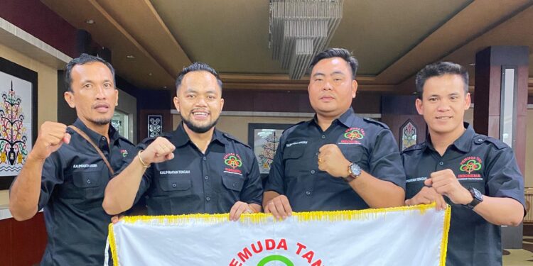 (Kiri ke kanan) Dewan Pembina PTI Kabupaten Gunung Mas Dodi Eduardo Sitanggang, Ketua Indrajid Wade Pratama, Sekretaris Jimmy Adan, dan Wakil Ketua Sandro Try Cahyadi. (IST)