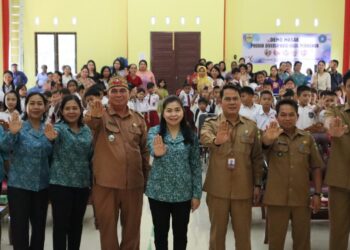 Kepala DPKP Gumas Eigh Manto, Camat Rungan Penyang Massal, Ketua TP PKK Mimie Mariatie Jaya S Monong, peserta kampanye Gemarikan, dan lainnya berfoto bersama di Desa Tumbang Jutuh Kecamatan Rungan, Selasa (15/7/2025). (Foto : Diskominfosantik Gumas)