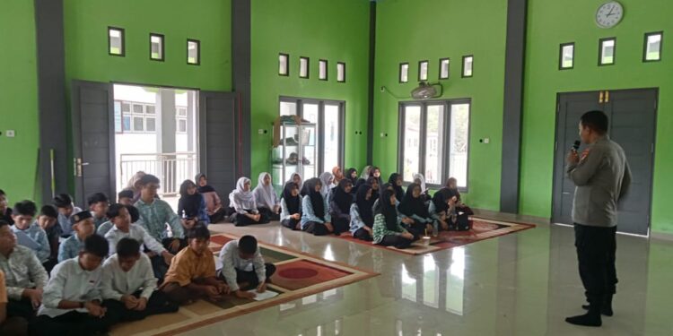 Satbinmas Polres Gumas Bekali Siswa Baru MTs-MA Nurul Yaqin Terkait Bahaya Narkoba dan Anti-Perundungan