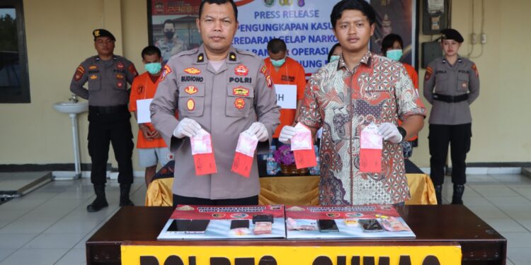 Kapolres Gumas AKBP Heru Eko Wibowo, S.IK, M.H, yang diwakili oleh Kabag Ops Kompol Budiono (kiri), didampingi Kasat Narkoba Iptu Abi Wahyu Prasetyo, S.I.K, M.H, saat melakukan press rilis pengungkapan kasus narkoba, di halaman mapolres setempat, Jumat (18/7/2025) sore. (IST)