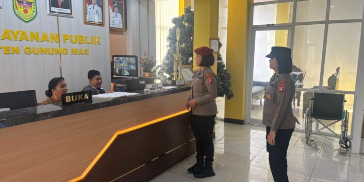 Polwan Polres Gumas Gaungkan Tertib Berlalu Lintas dan Keamanan Lewat Patroli SITUKEPMAS