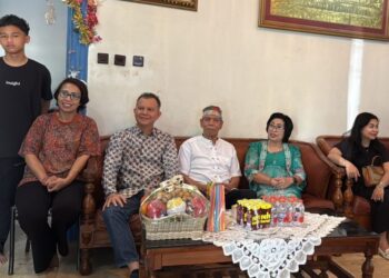 Jaya-Efrensia Silaturahmi ke Bupati Pertama Gumas