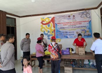 Personel Polsek Kahayan Hulu Utara mengawal pelaksanaan GPM beras SPHP di Kelurahan Tumbang Miri, Kecamatan Kahayan Hulu Utara, Kabupaten Gunung Mas, Rabu (30/7/2025). (IST)