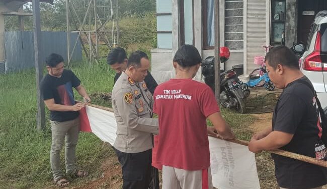 Jelang HUT ke-80 RI, Kapolres Pasang Bendera dan Umbul-Umbul di Rumah Warga
