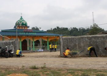 Jelang Maulid Nabi 1447 H, Personel Polres Gumas Gotong Royong Bersihkan Masjid