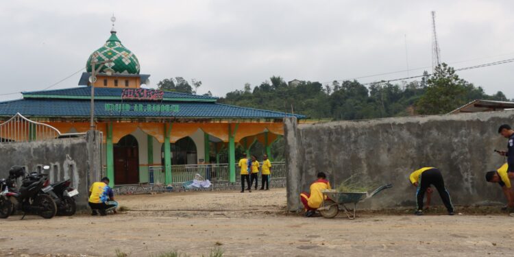 Jelang Maulid Nabi 1447 H, Personel Polres Gumas Gotong Royong Bersihkan Masjid