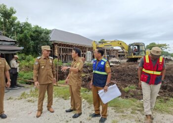 Bupati Gumas Jaya S Monong didampingi Kepala DPU Baryen dan jajaran saat meninjau pengerjaan drainase di Jalan Sudirman Kelurahan Tampang Tumbang Anjir, Kecamatan Kurun, Senin (14/7/2025). (IST)