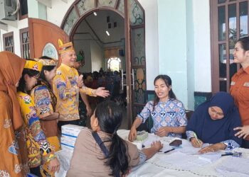 Bupati Gumas Jaya S Monong meninjau pelayanan KB gratis di GPU Damang Batu Kuala Kurun, Kamis (4/9/2025). (IST)