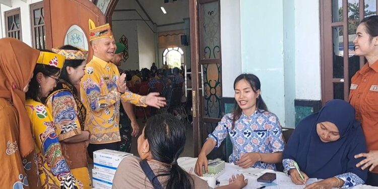 Bupati Gumas Jaya S Monong meninjau pelayanan KB gratis di GPU Damang Batu Kuala Kurun, Kamis (4/9/2025). (IST)