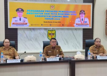 (Dari kiri) Asisten I Setda Gumas Lurand, Sekda Richard, dan Kepala Diskominfosantik Ruby Haris saat pembukaan kegiatan persamaan persepsi penyusunan arsitektur dan peta rencana SPBE, di Kuala Kurun, Selasa (15/7/2025). (IST)