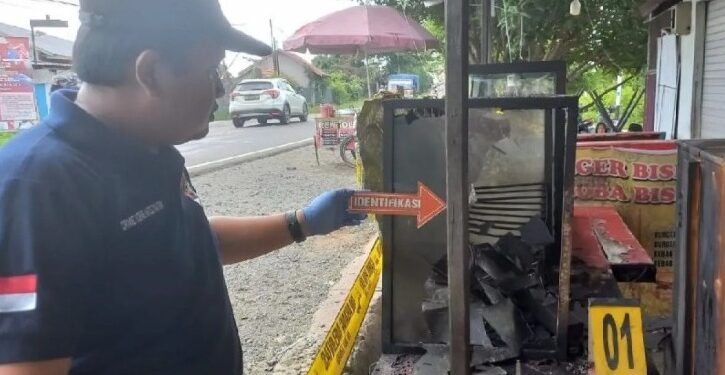 Polisi melakukan olah tempat kejadian perkara di lokasi seorang pria membakar sebuah warung akibat diputus cinta, Kamis (4/9/2025). (ANT)