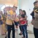 Bupati Gumas Jaya S Monong didampingi Ketua TP PKK kabupaten Mimie Mariatie menyalurkan bantuan nutrisi program Genting kepada salah satu penerima manfaat, saat peringatan HAN dan Harganas tingkat kabupaten di Kuala Kurun, Kamis (4/9/2025). (MASAPNEWS/GCM)