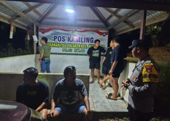 Hidupkan Siskamling, Polsek Manuhing Sambang Warga di Pos Ronda