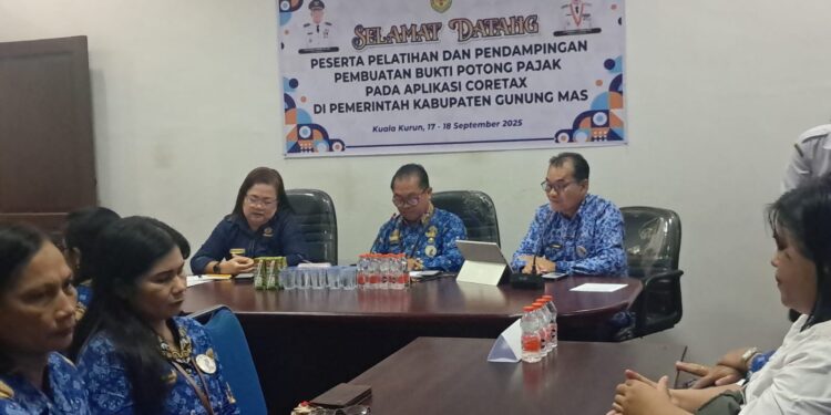 Asisten III Setda Gumas Letus Guntur (tengah), didampingi Kepala BKAD Hardeman (kanan) dan Kepala KP2KP Kuala Kurun Dohar Martaulina Simanjuntak, saat membuka pelatihan di Kuala Kurun, Rabu (17/9/2025). (IST)