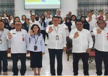 Sekda Gumas Richard dan rombongan TPPS Pulpis serta lainnya melakukan foto bersama disela-sela pertemuan di Kuala Kurun, Rabu (30/7/2025). (IST)