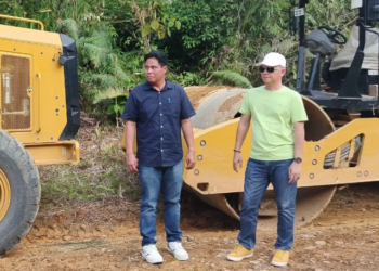Bupati Gumas Jaya S Monong (bertopi) didampingi Plt Kepala Bidang Bina Marga DPU Bambang Jaya memantau berbagai pengerjaan perbaikan infrastruktur di zona III, Minggu (27/7/2025). (ist)