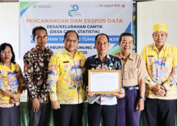 Lurah Tampang Tumbang Anjir Agus S (batik hitam) didampingi Kepala Diskominfosantik Gumas Ruby Haris dan lainnya menunjukkan piagam Desa Cantik, usai pencanangan dan ekspos data di kelurahan setempat, Kamis (24/7/2025). (ist)