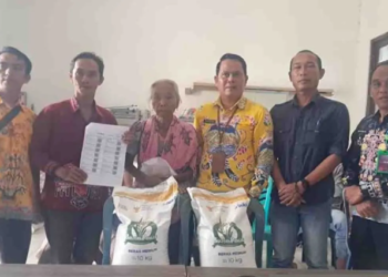 Foto bersama usai penyaluran bantuan di Kelurahan Tampang Tumbang Anjir, Kamis (24/7/2025). (ist)
