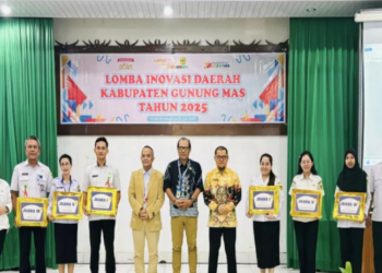Tim penilai dan para pemenang lomba inovasi daerah tingkat Kabupaten Gumas 2025 berfoto bersama di Kuala Kurun, Rabu (23/7/2025). (IST)