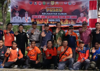 Personel Posko Siaga Bencana Karhutla di Kecamatan Kurun dan lainnya berfoto bersama di Kuala Kurun, Jumat (1/8/2025). (IST)