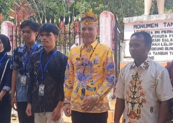 Bupati Gumas Jaya S Monong (batik kuning), bersama mahasiswa KKN UPR dan lainnya, berfoto bersama usai peluncuran Program Tambun Bungai di Desa Tumbang Pajangei Kecamatan Tewah, Kamis (31/7/2025). (ist)