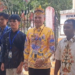 Bupati Gumas Jaya S Monong (batik kuning), bersama mahasiswa KKN UPR dan lainnya, berfoto bersama usai peluncuran Program Tambun Bungai di Desa Tumbang Pajangei Kecamatan Tewah, Kamis (31/7/2025). (ist)