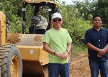 Bupati Gumas Jaya S Monong (bertopi) didampingi Sekretaris DPU Bambang Jaya, saat meninjau perbaikan ruas jalan secara swakelola di zona III, Minggu (7/7/2025). (ist)