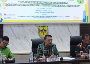 Sekda Gumas Richard (tengah) saat membuka ekspos akhir kajian pembentukan perseroda dan kelayakan usaha daerah setempat di Kuala Kurun, Jumat (1/8/2025). (ist)