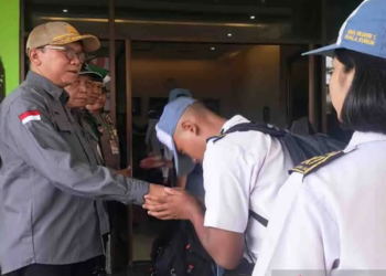 Sekda Gumas Richard dan lainnya menyambut kedatangan calon anggota Paskibraka di Desa Bahagia di Kuala Kurun, Senin (4/8/2025). (ist)