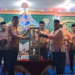 Sekda Gumas Richard (kiri) menerima piala bergilir dari Camat Rungan Penyang untuk diperebutkan kembali, saat pembukaan MTQ XVIII tingkat kabupaten di Kelurahan Tewah Kecamatan Tewah, Senin malam (4/8/2025). (IST)
